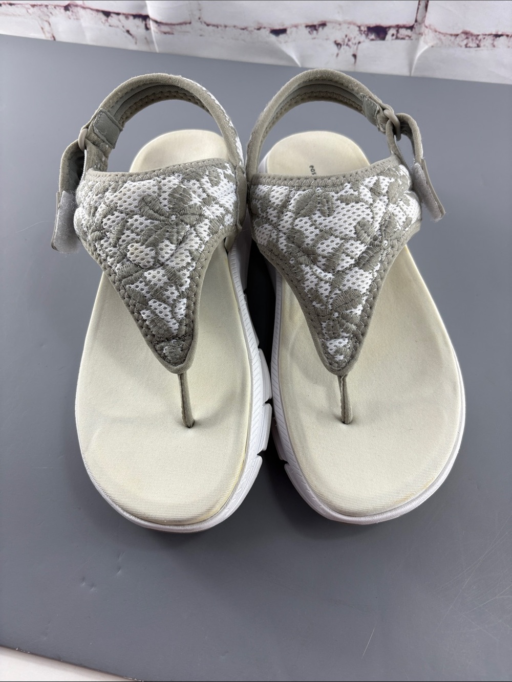 Easy Spirit Maxx 2  Comfort Gray Floral Mesh Thong Sandals 10W